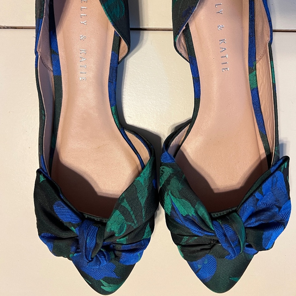 Gorgeous rounded closed toe flats